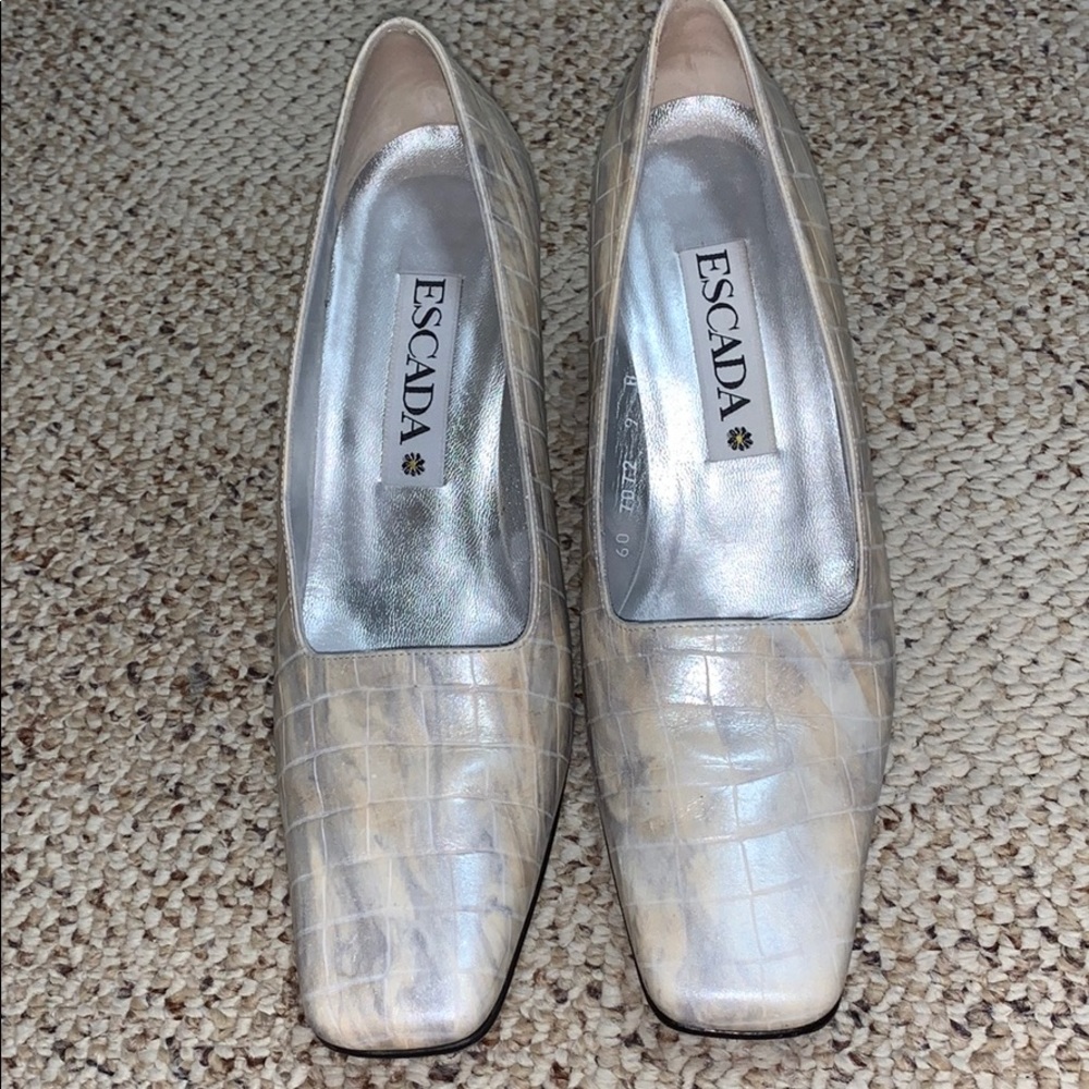 Size 9 escasa shiny printed heels